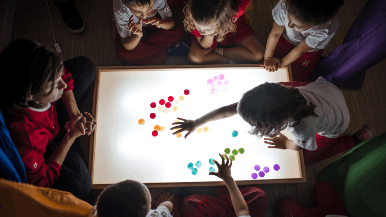 Alunos da educação infantil aprendem inglês através de formas coloridas na Maple Bear