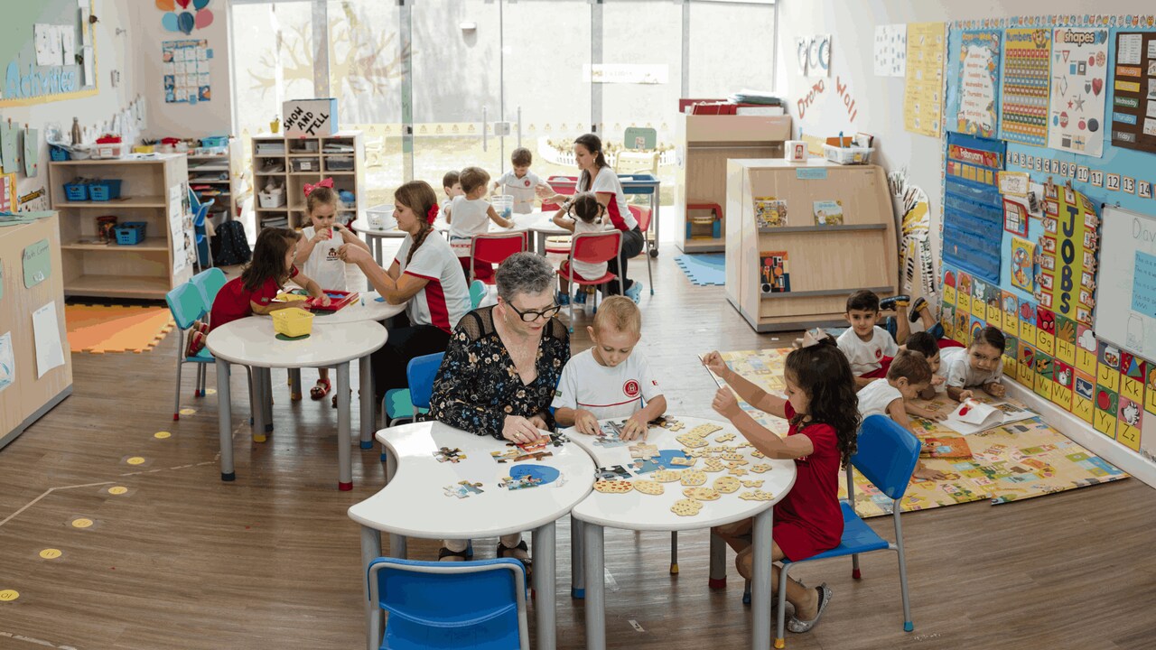 Uma professora canadense ensina inglês para crianças do ensino infantil.